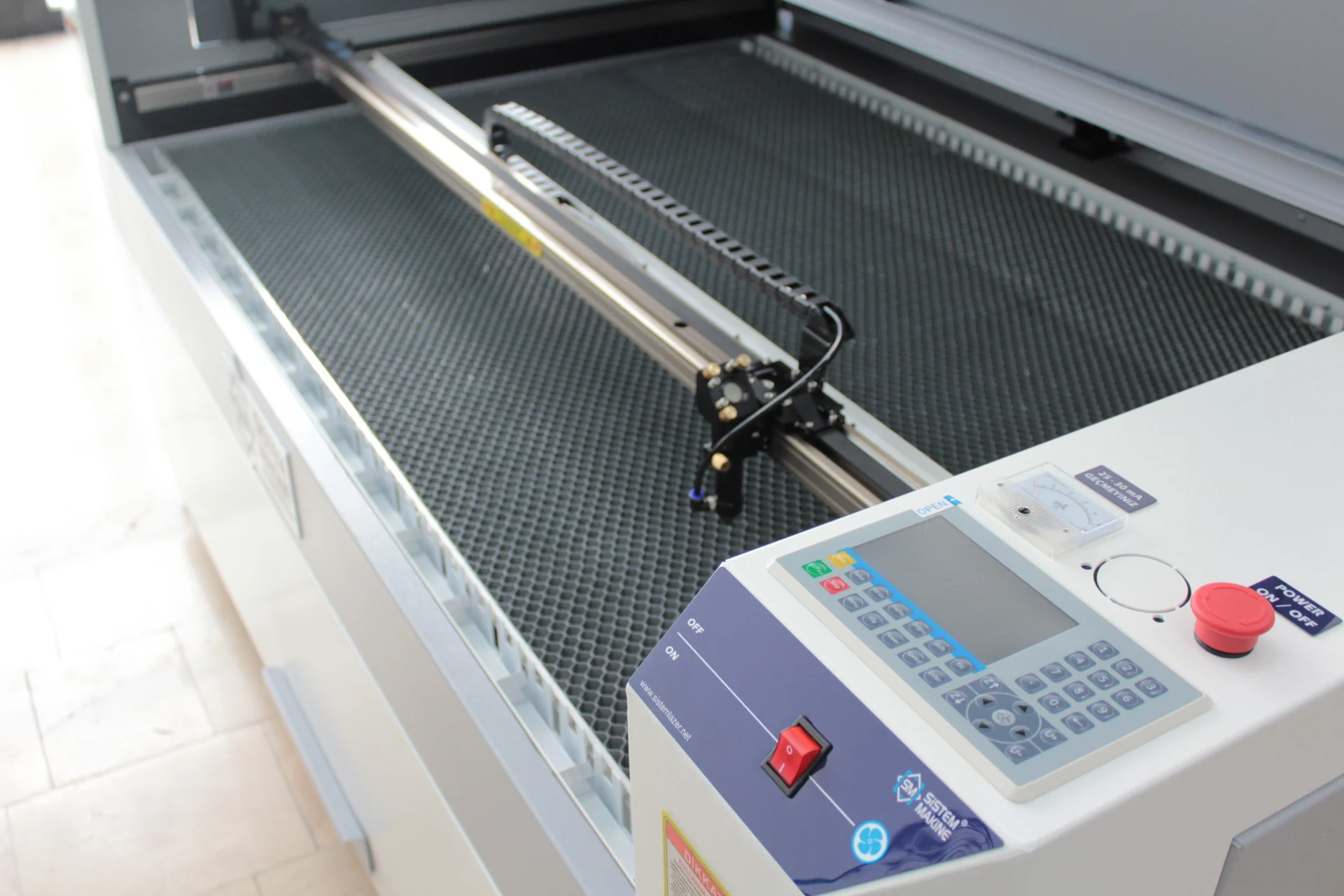 1000×1650 Lazer Kesim Makinesi
